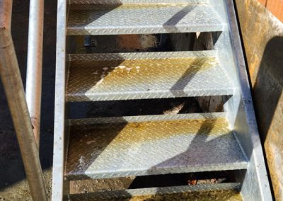 Nettoyage de deversement huile avant sur escalier à Montréal - Lavage Pression Net